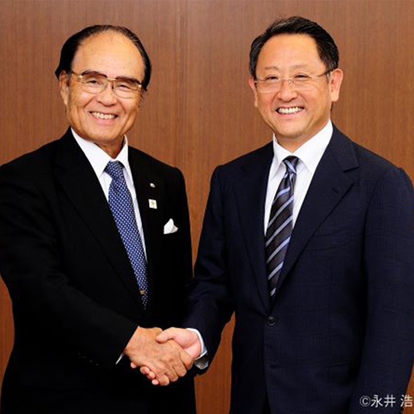 塚越寛さん（左）とトヨタ自動車社長の豊田章男さん（右）